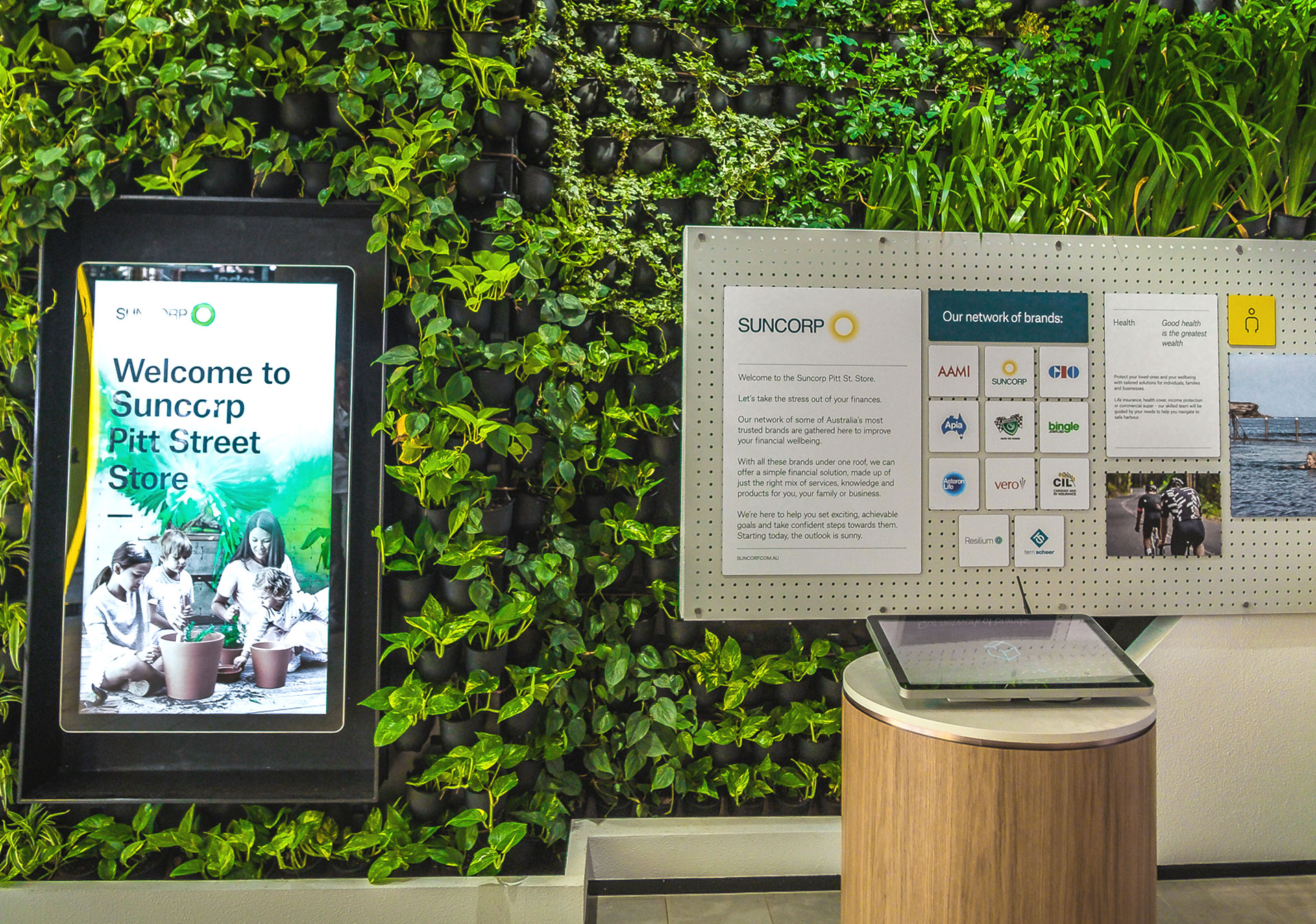 Bank Digital Signage: Branch Customer Experience | Engagis